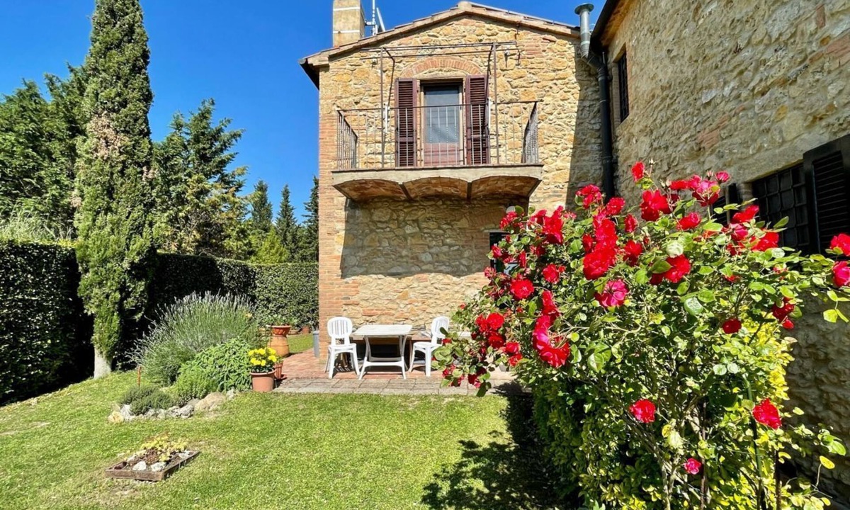 Guardistallo Apartment | Podere Morena private garden with sea view apartment Luca