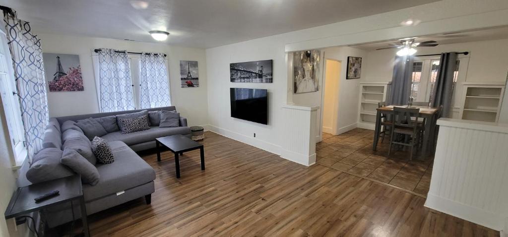 Harbor Gateway North Apartment | Private 3 bedroom Home in Los Angeles - Gardena, California