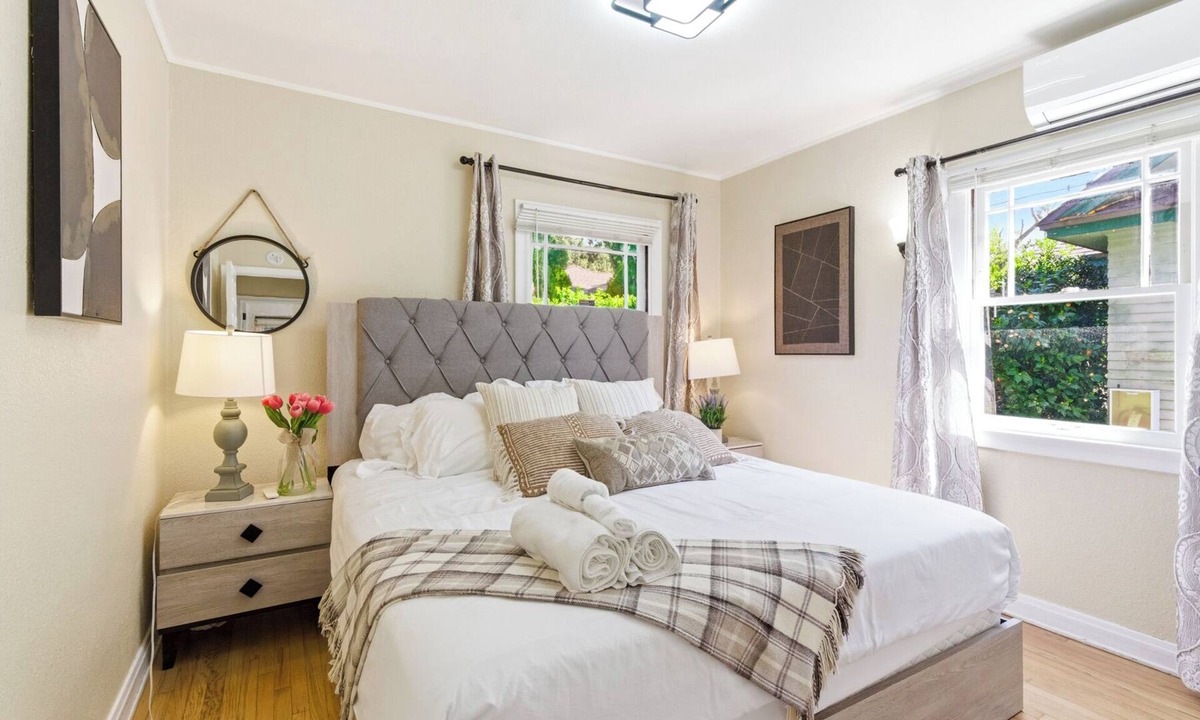 Pasadena Apartment | Private Detached Bungalow in Prime Pasadena King Bed Peaceful & Central!
