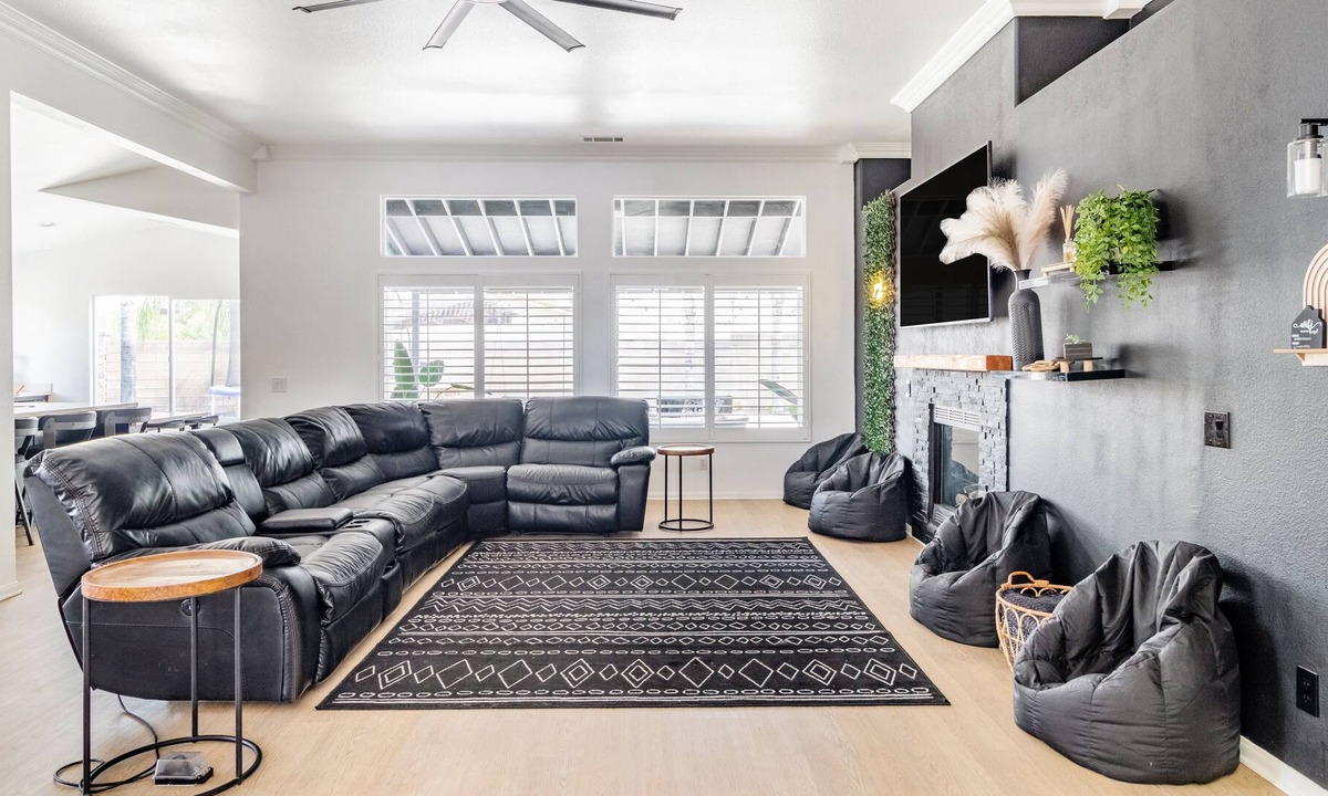 Wildomar House | Private house AND Guest House with an entertainment kitchen and backyard!