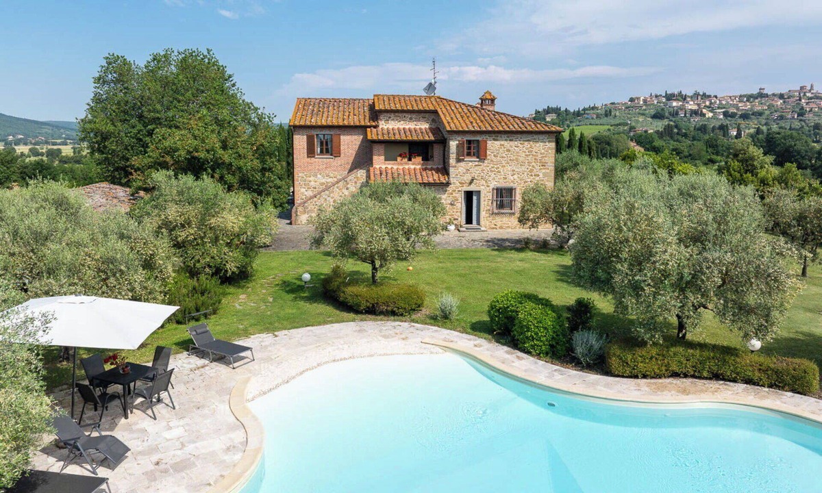 Lucignano Villa | Private Villa with WIFI, private pool, hot tub, balcony, pets allowed, close to Montepulciano
