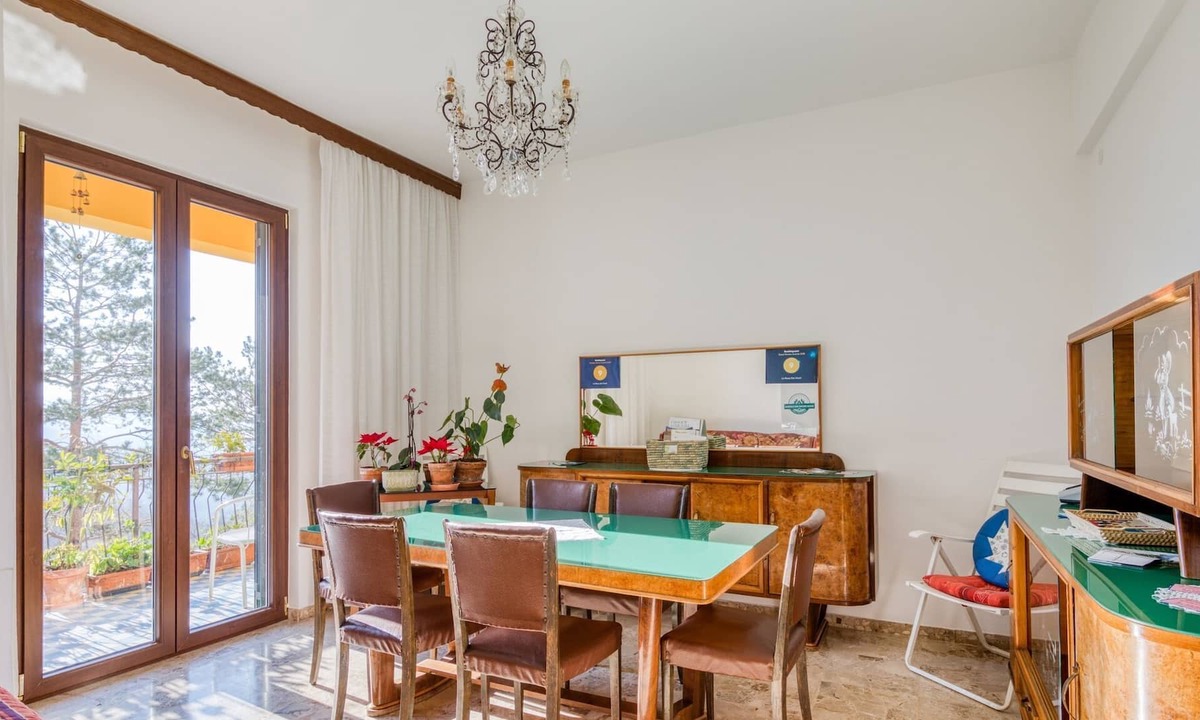Erli House | Quaint Holiday Home in Erli with Balcony