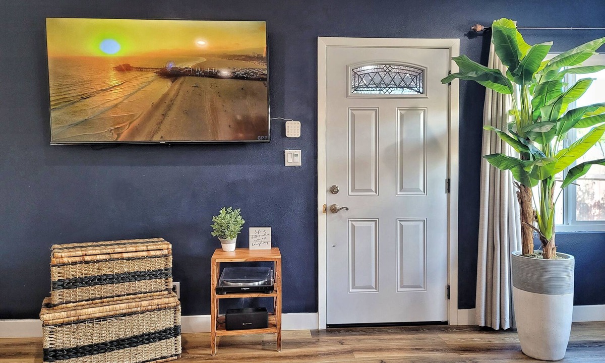Rancho Dominguez House | 🌊queen bed-near SOFI LAX-free parking-gated yard