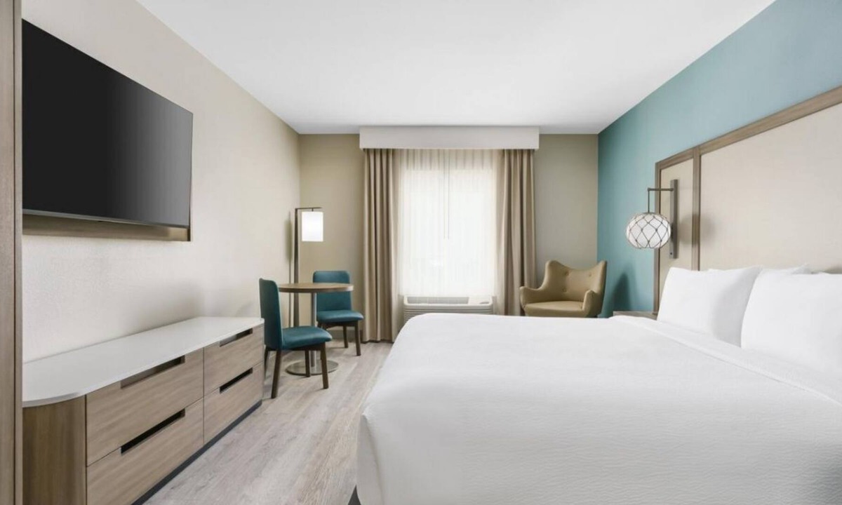 Marathon House | Relaxing Getaway! Amazing Room, Fantastic View, Free Breakfast, Onsite Pool