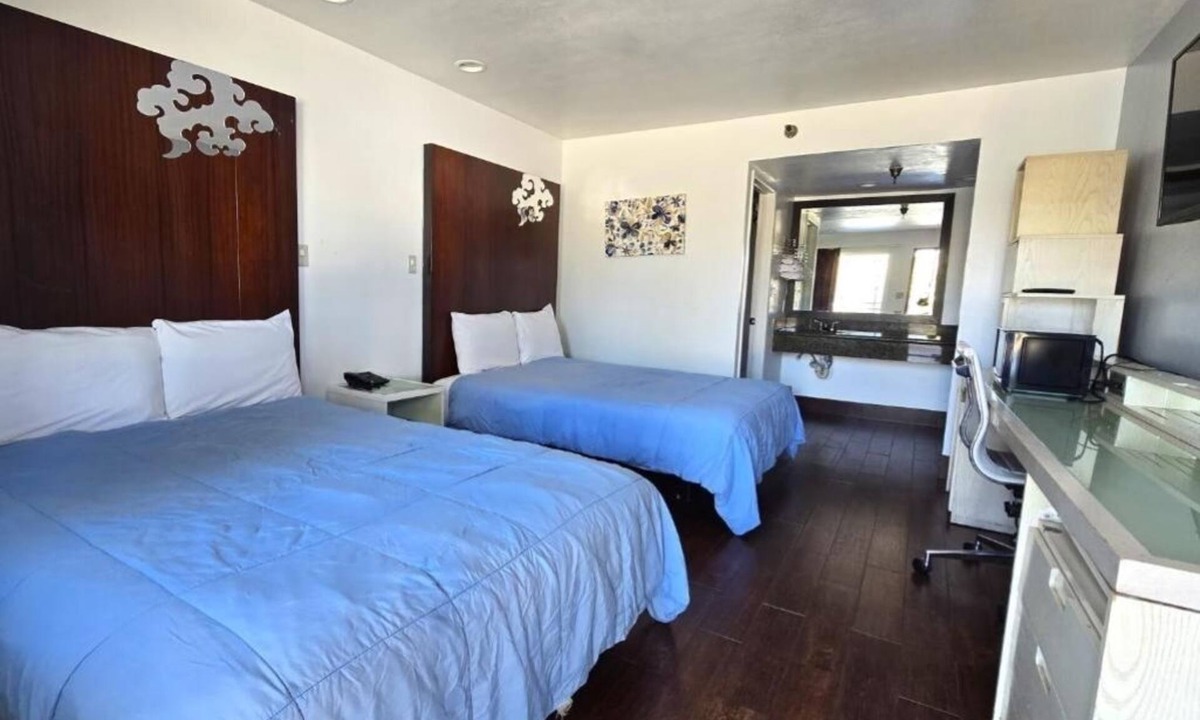Buena Park Hotel | Relaxing Room for Family Stays Just Minutes from Disneyland Attractions