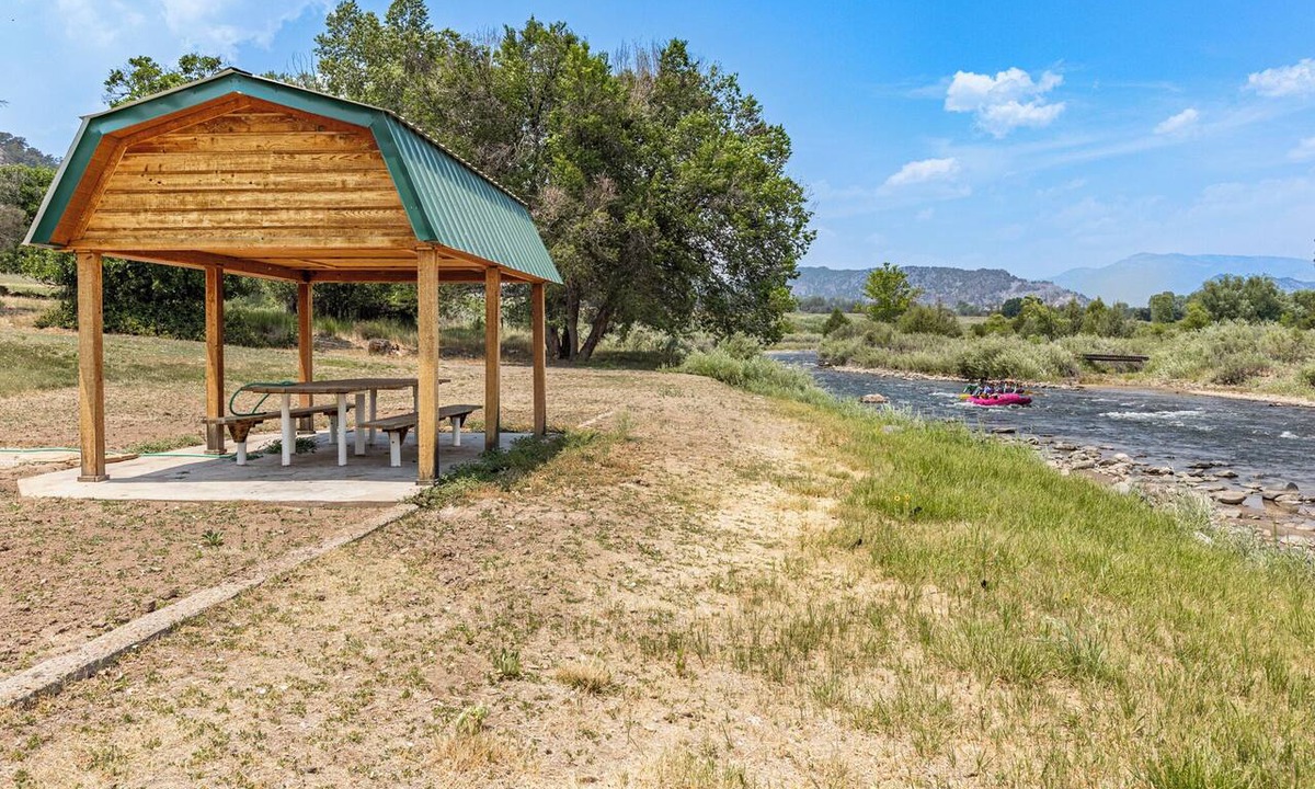 Howard House | River Frontage Spacious Family Fun
