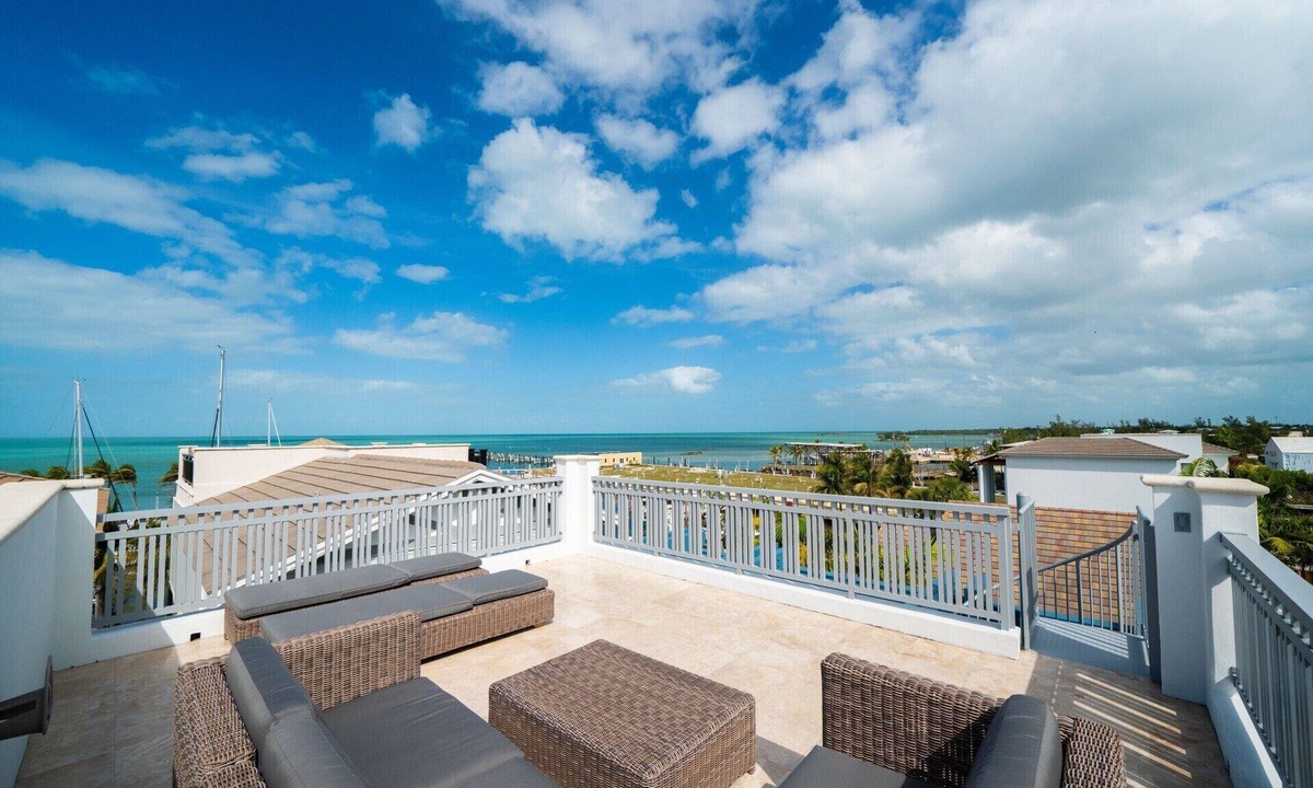 Marathon House | Roof Top Deck, Sleeps 6 w/3 Kings - Marlin Bay