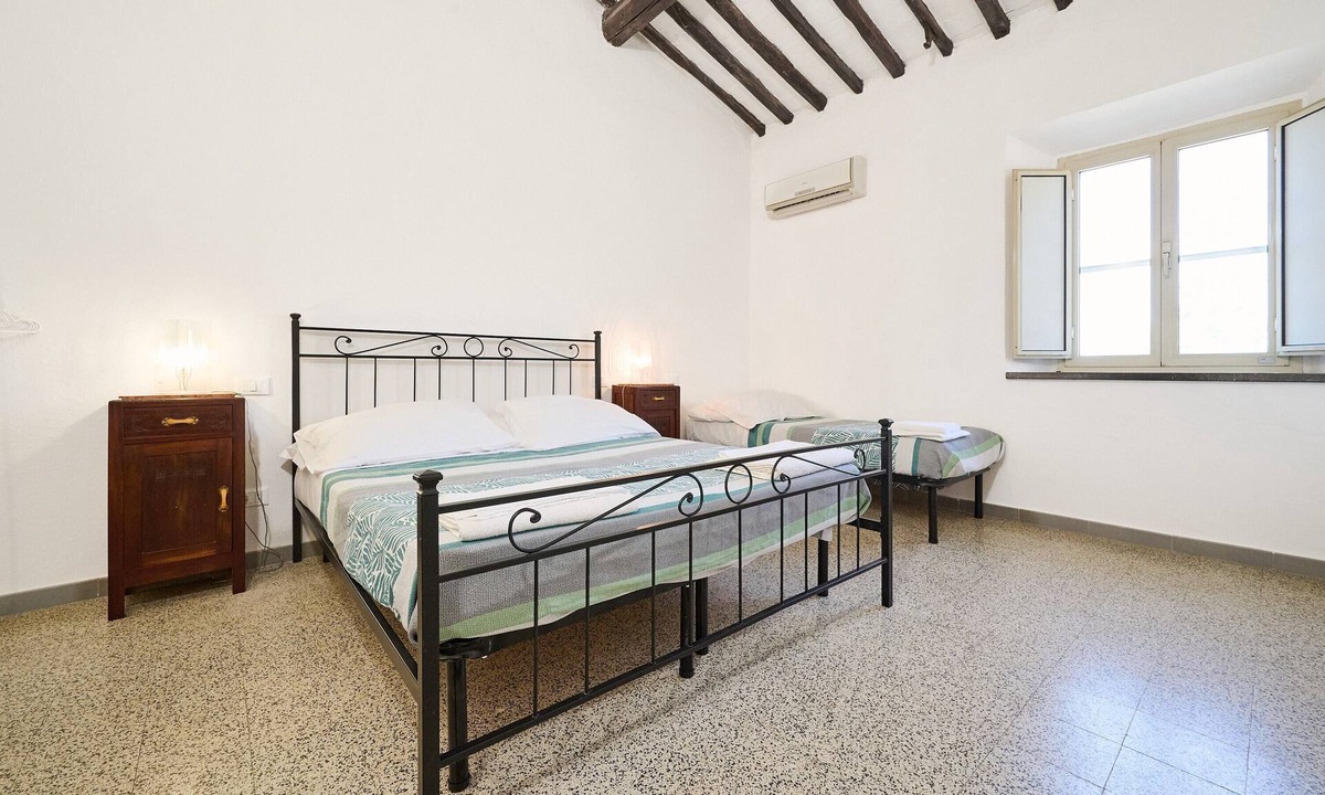 Riotorto Apartment | Room 'Camera 2 - Del Ponti' with Shared Garden, Wi-Fi and Air Conditioning