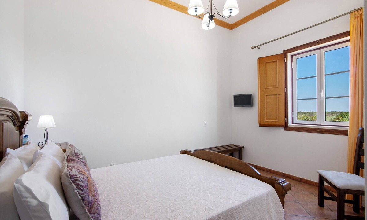 Espirito Santo Apartment | Room 'Quarto Salmão - Countryside View' with Shared Pool, Wi-Fi and Air Conditioning