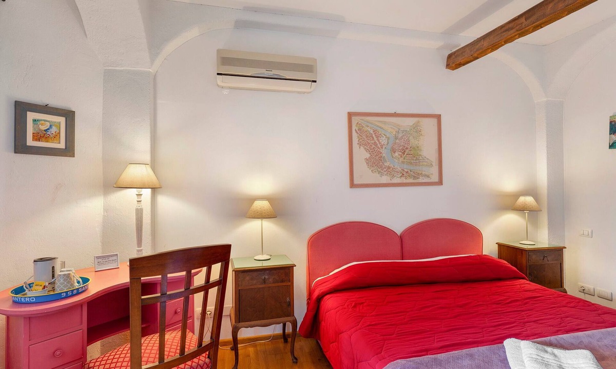 Dolceacqua Apartment | Room 'Rosa' with Mountain View, Wi-Fi and Air Conditioning