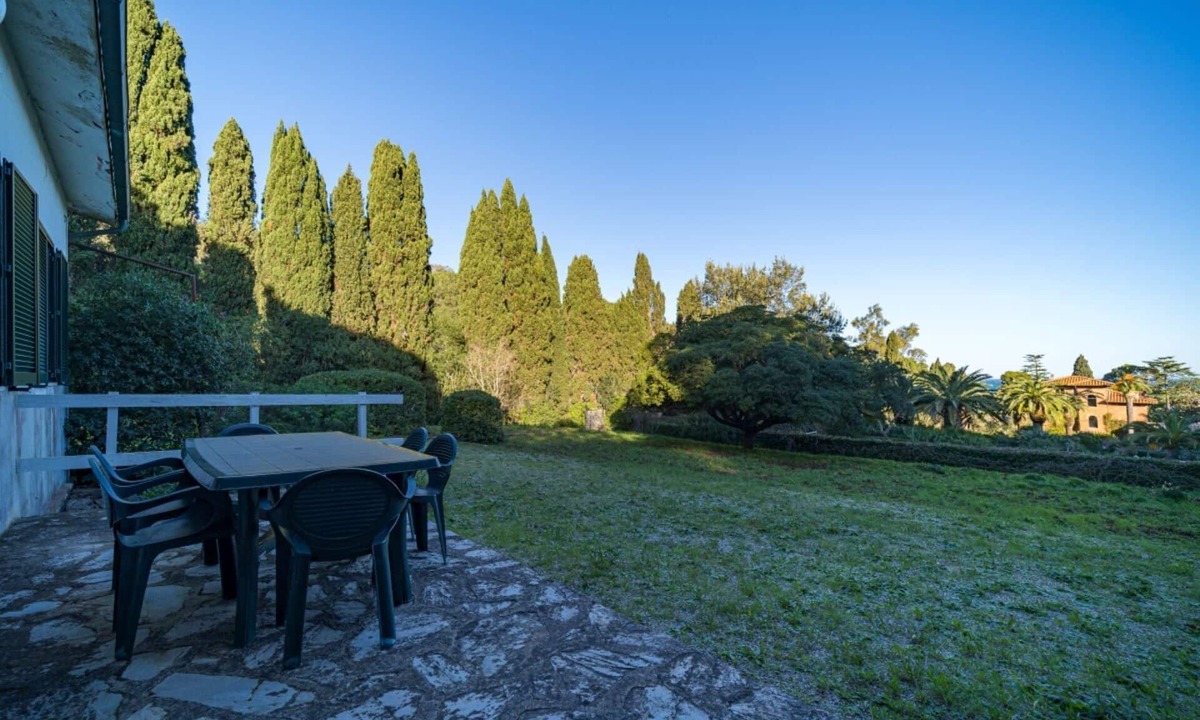 Portoferraio Villa | Rustic Villetta Le Grotte sleeps 8 comfortably with a view of the bay of Portoferraio