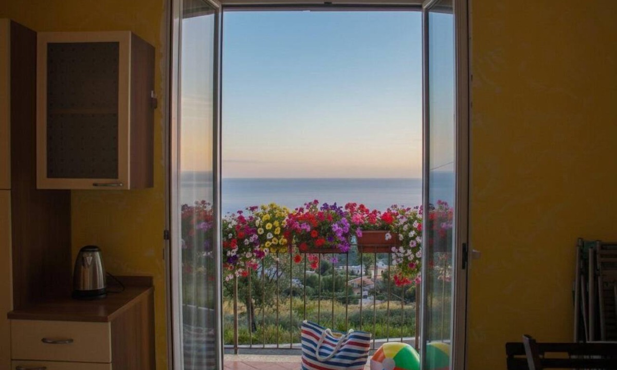 Costarainera Apartment | Sea view apartment with balcony and A/C | Ap09