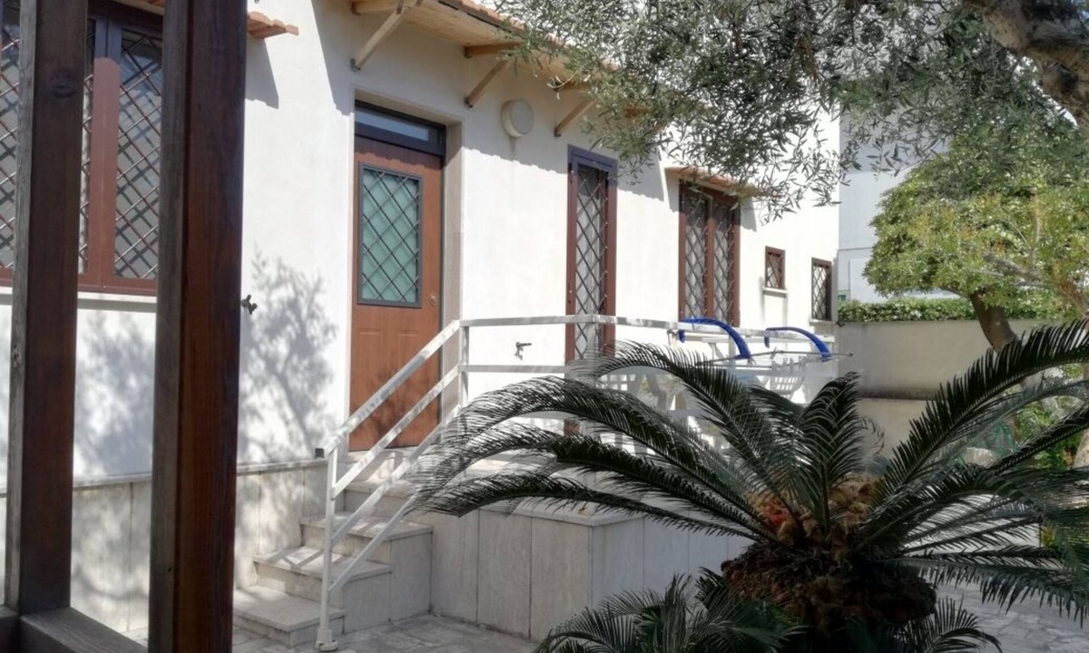 Anzio Apartment | Seaside B&B - Bright and breezy apartment with large garden 100 m from the sea.