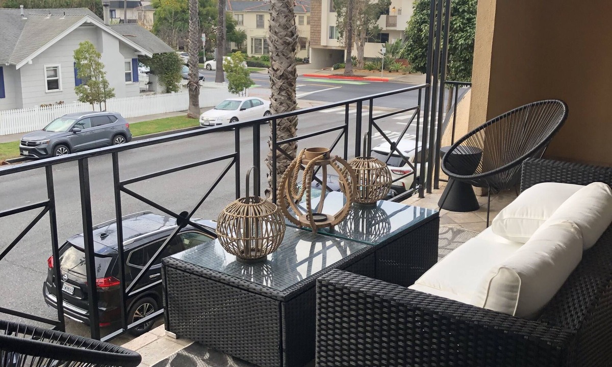 Wilshire Montana House | Six blocks to the Pacific Ocean!