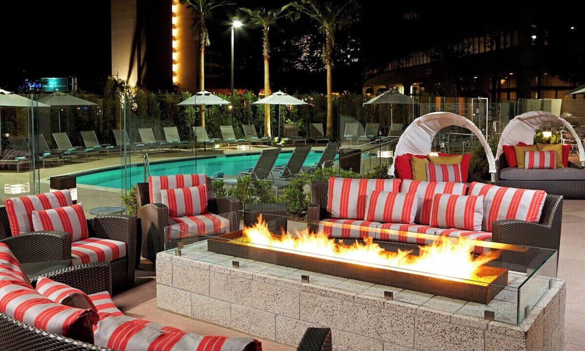 Los Angeles Hotel | SkyGate 2BR Suite pool/breakfast/gym