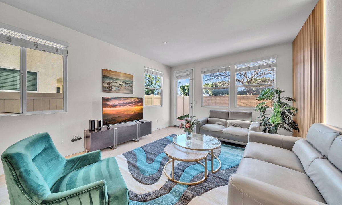 Rialto House | Sophisticated 4BR Retreat｜Pet-Friendly｜Fenced Yard & Pool Access#41339