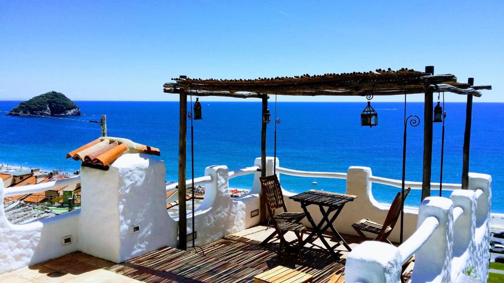 Torre del Mare Apartment | Soqquadro Art&Relax - Spotorno (SV) Sea View