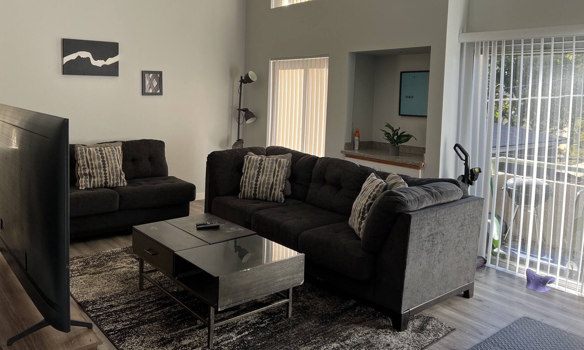 Windsor Square Apartment | Spacious 2 Bed 2 Bath Apartment