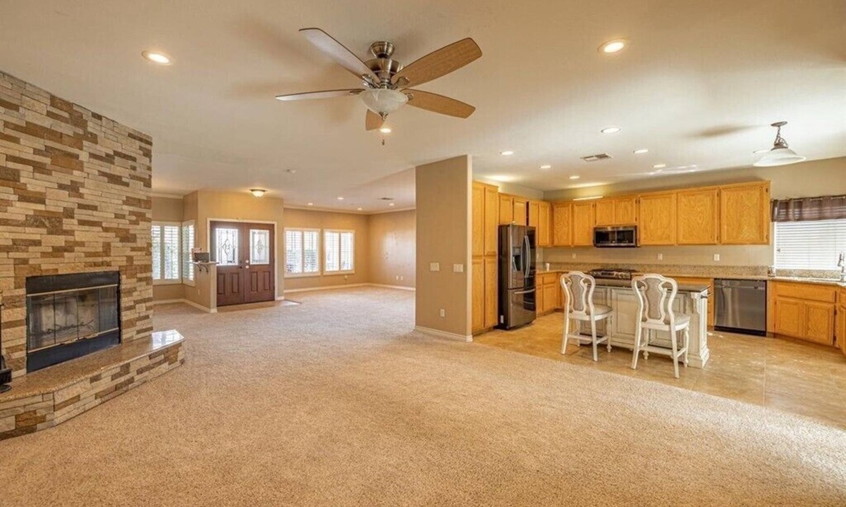 Lancaster House | Spacious 4-bedroom house with WiFi, fitness room in charming Lancaster.