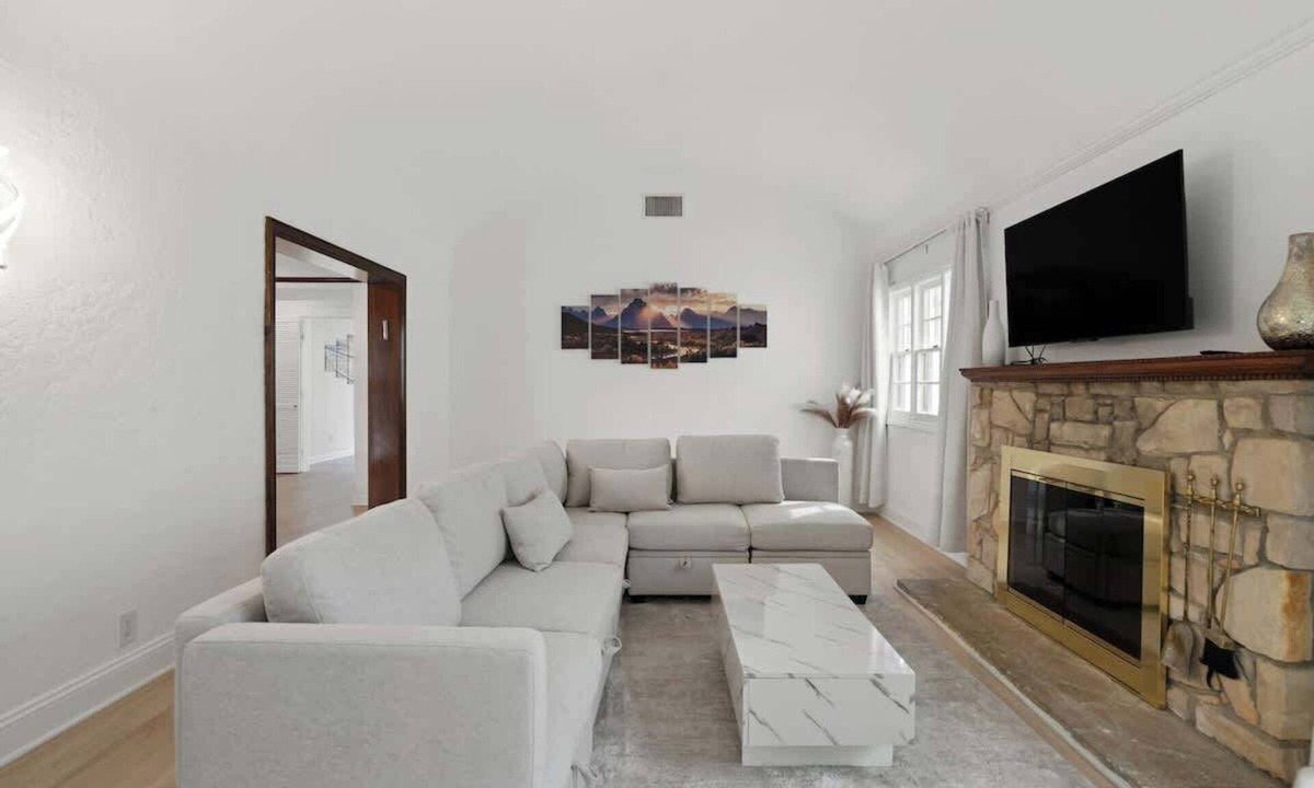 Pico - Robertson House | Spacious 4-Bedroom Home in Pico/Robertson