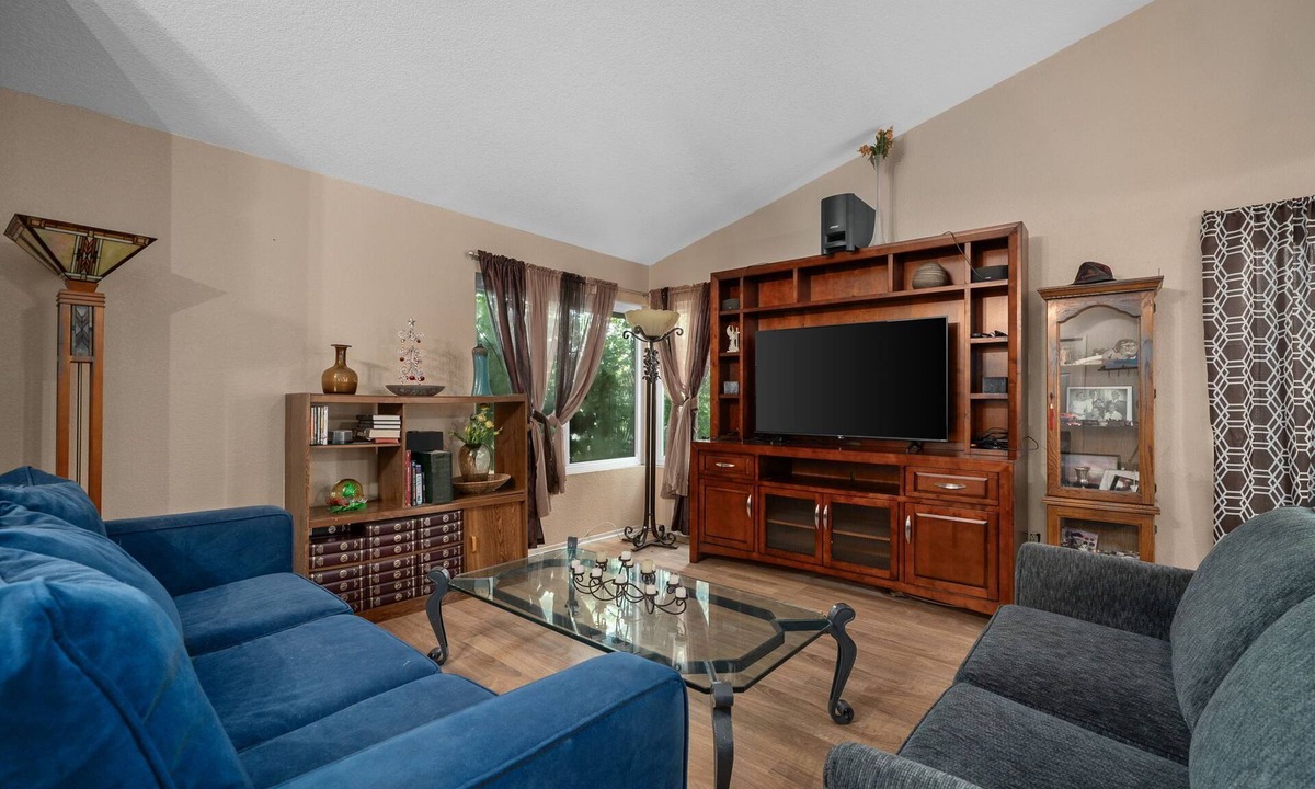 Ontario House | Spacious 4BR Family Home Near Airport and Stadium
