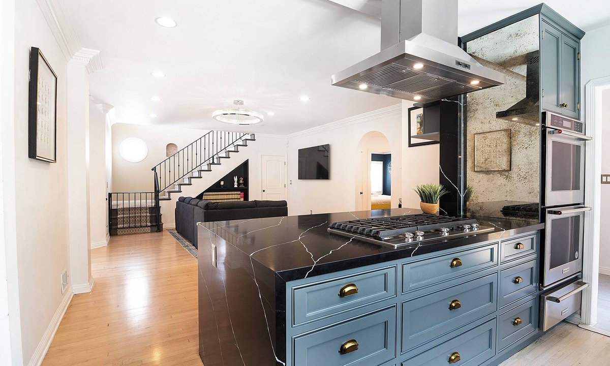 Pico - Robertson Villa | Spacious 6-Bedroom LA Villa with Backyard, Fire Pit, and Kids' Playground
