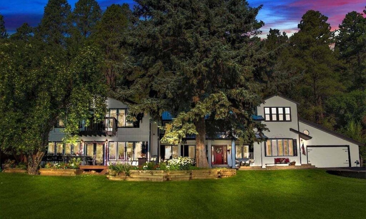Trimble House | Spacious 7BR House with Hot Tub, Pool Table, Yard