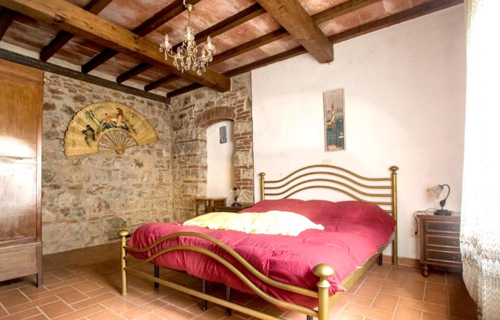 Massa Marittima Apartment | Spacious Apartment in Massa Marittima with Shared Pool