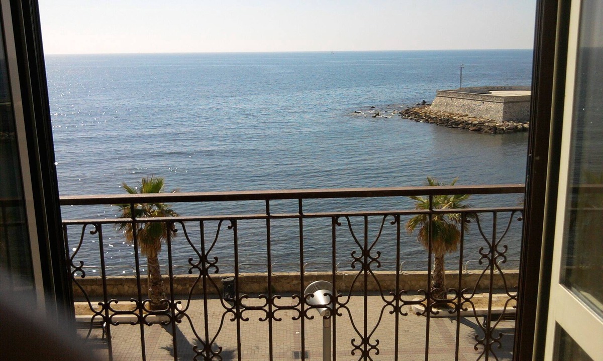 Civitavecchia Apartment | Spacious beachfront apartment