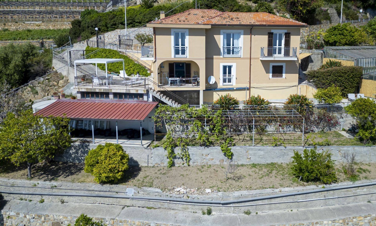 Cipressa Apartment | Spacious flat with sea views