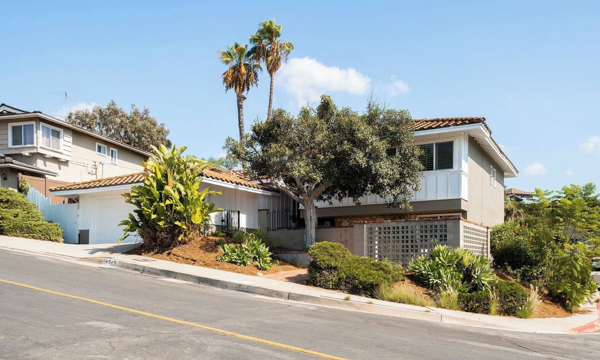 Eagle Rock House | Spacious mid-century modern home with pool in Los Angeles
