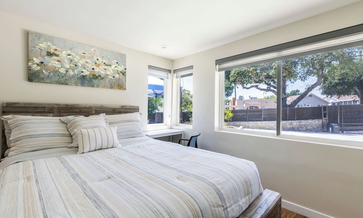 La Crescenta-Montrose House | Spacious Contemporary Private 2-Suite Retreat in La Crescenta-Sleeps 2–4
