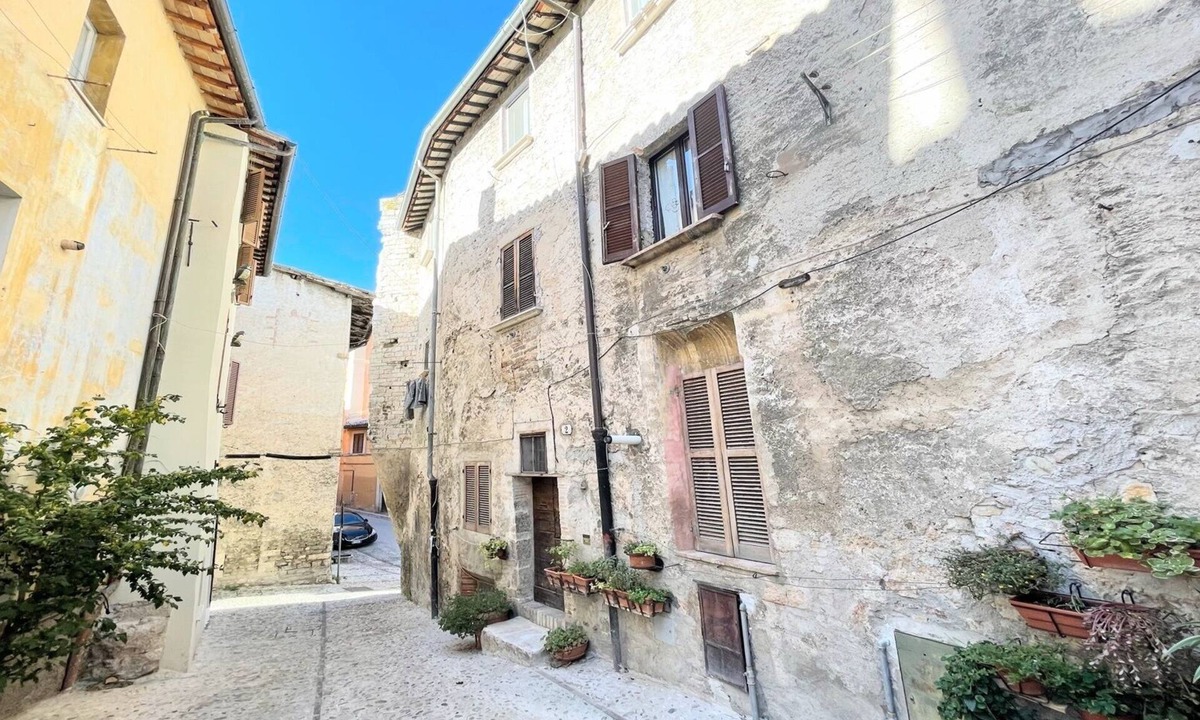 Spoleto Villa | Spoleto central detached villa- car unnecessary - wifi - sleeps 10