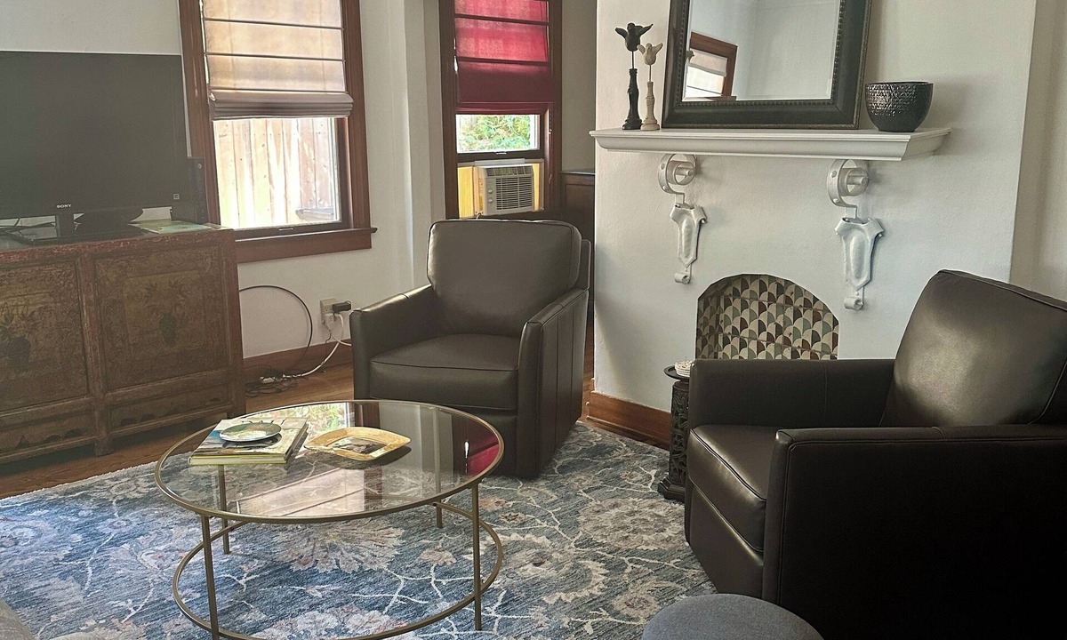 Mid-Wilshire Apartment | Spotless and tastefully renovated vintage charm in desirable neighborhood.