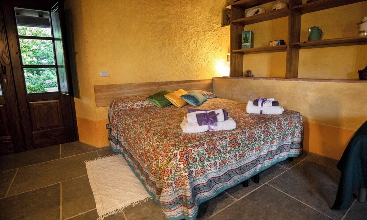 Camporgiano Cottage | Stone Cottage with private hot tub and panoramic views