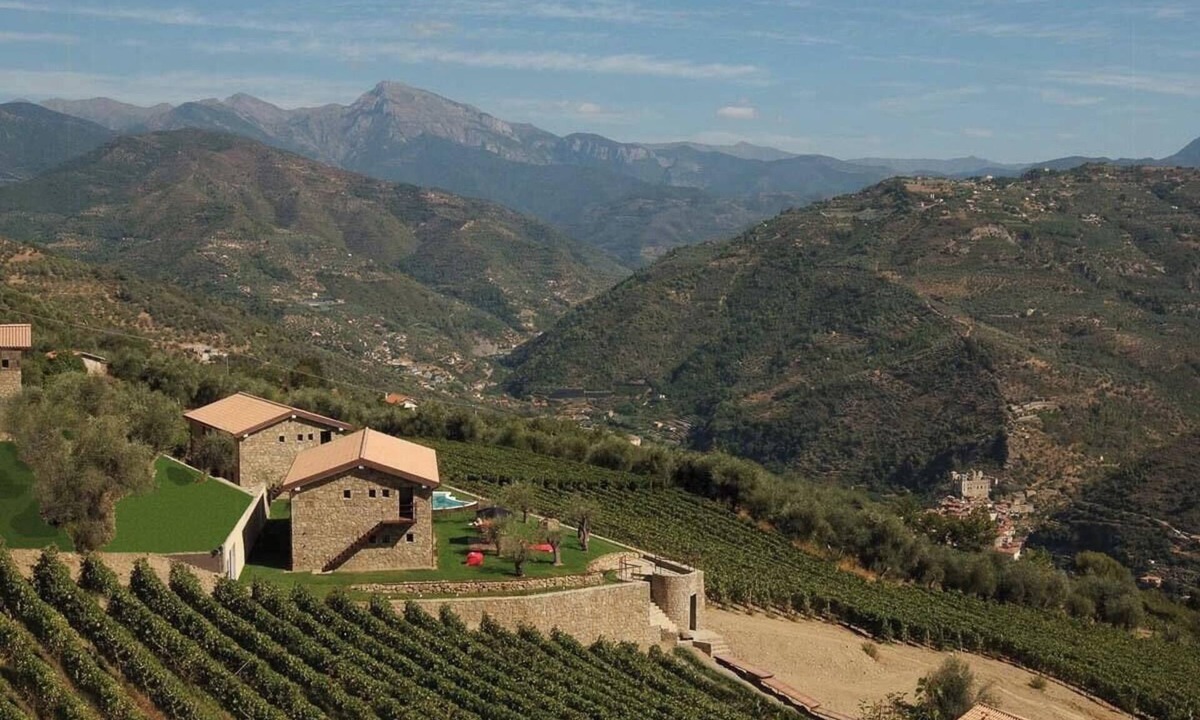 Camporosso House | Stone farmhouses among olives and vines