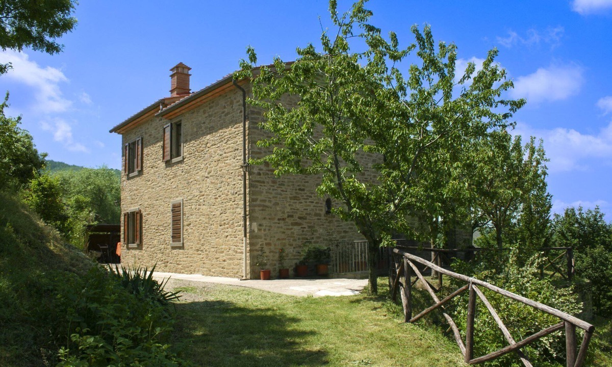 Pieve di Chio Villa | Stone house in a secluded and extremely panoramic position, 15 km from Cortona, with private pool an