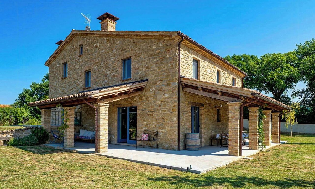 Monterosso House | Stone villa with views in the Marche hills