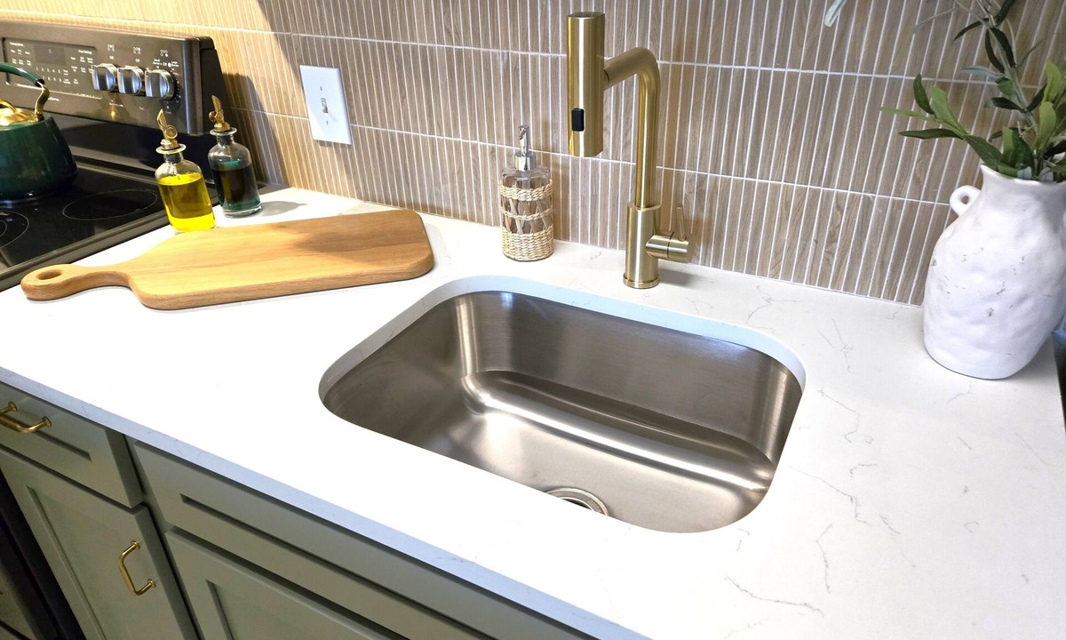 Downtown Denver Condo | STUDIO 21 DOWNTOWN DENVER EXCELLENT LOCATION, MOUNTAIN VIEW, HEATED POOL AND GYM