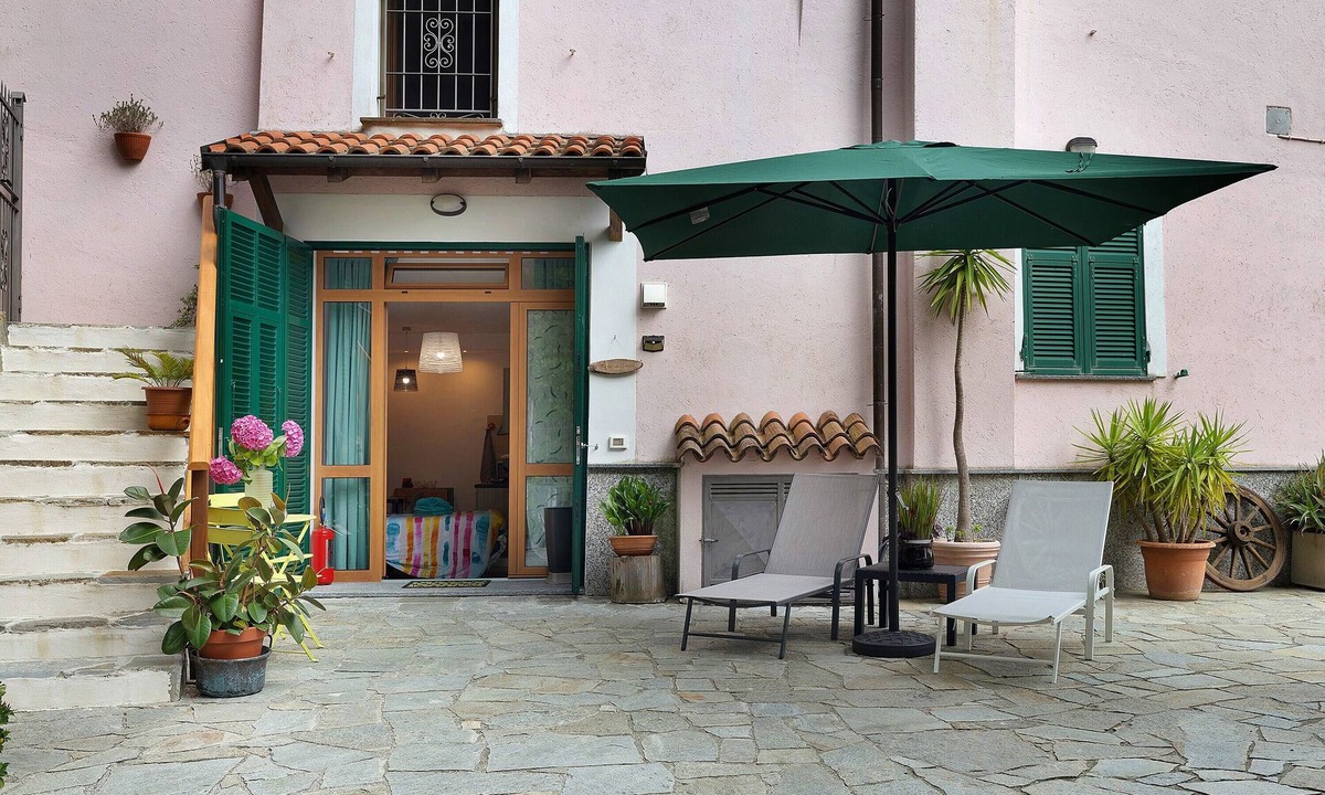 Costa-Villa Apartment | Studio Apartment 'Quercia -in Caruggiu Di Via Vecchia' with Mountain View, Wi-Fi and Air Conditioning