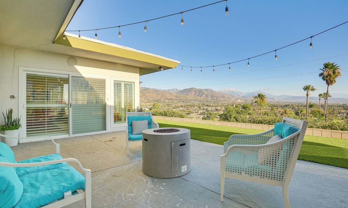 San Bernardino House | Stunning MCM Escape w/Mtn Views in San Bernardino