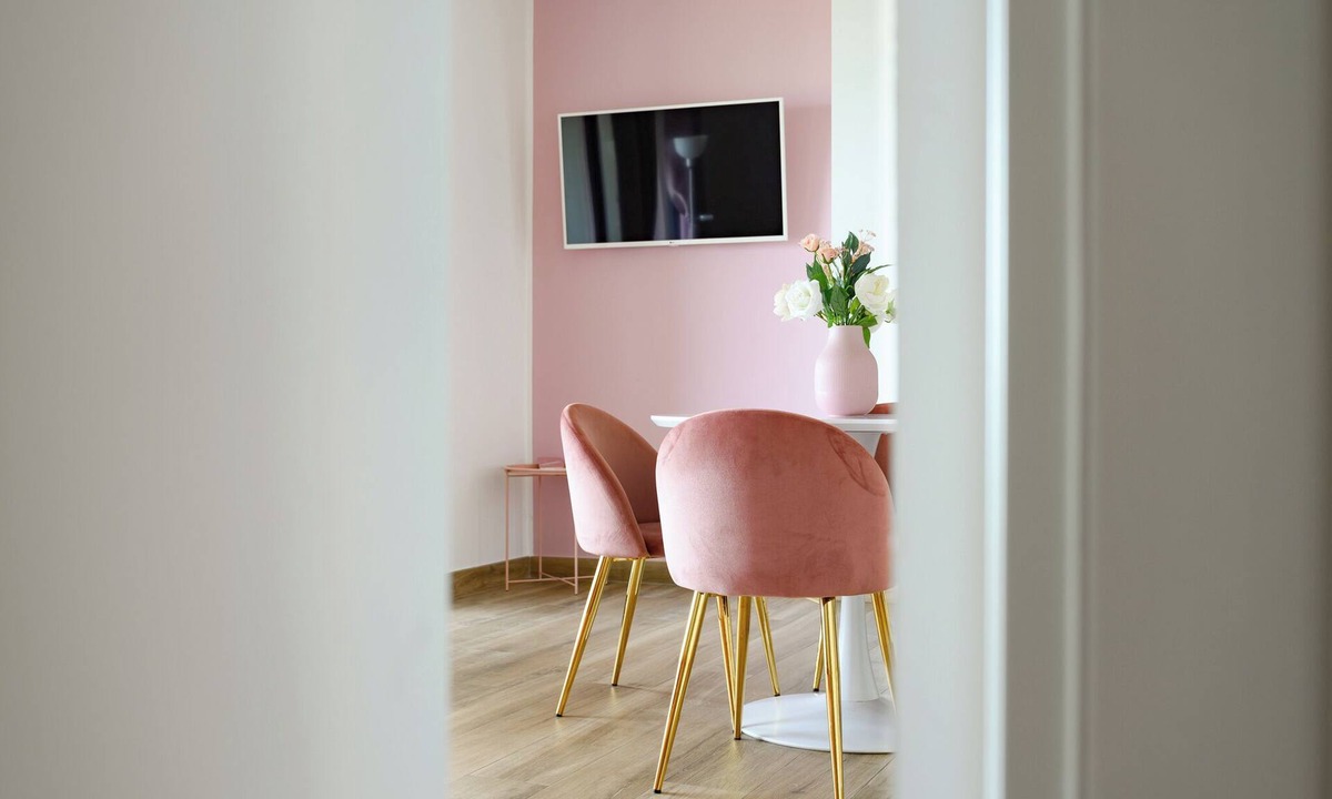 Marta Apartment | Stunning Pink Diamond Lake View Terrace Kitchen TV Wifi