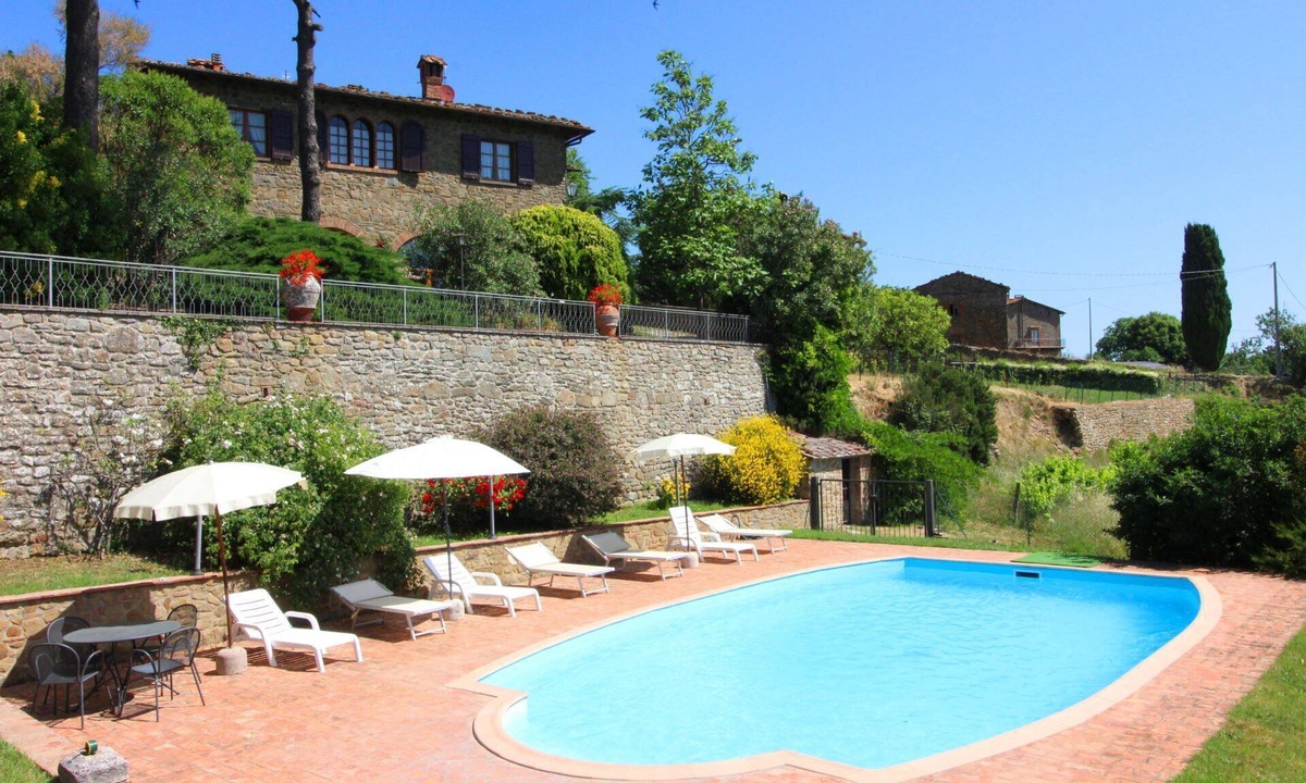 Monte San Savino Villa | Stunning private villa for 10 people with WIFI, private pool, TV and pets allowed
