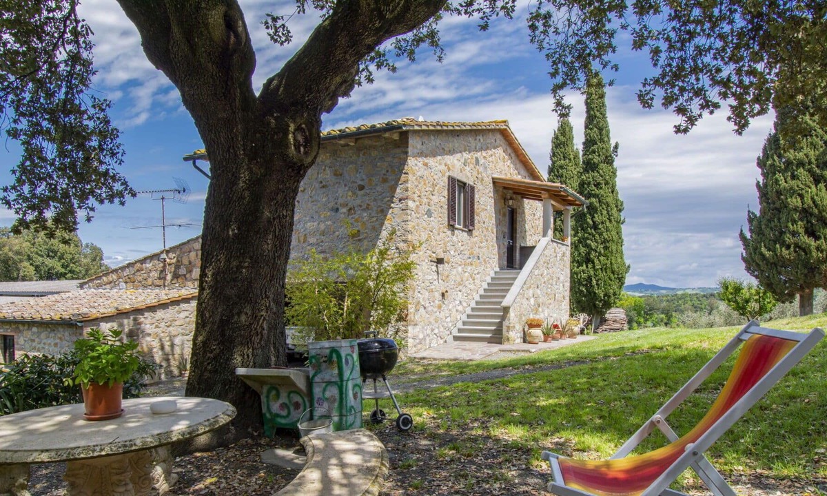 Pomarance Villa | Stunning private villa for 4 guests with WIFI, TV, patio, pets allowed and parking