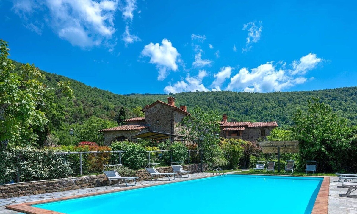 Cortona Villa | Stunning private villa for 14 people with private pool, WIFI, patio, pets allowed and panoramic .