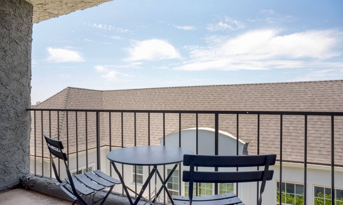 Pico - Robertson Apartment | Stylish Beverly Hills 1BR w/Courtyard, nr Attractions, by Blueground