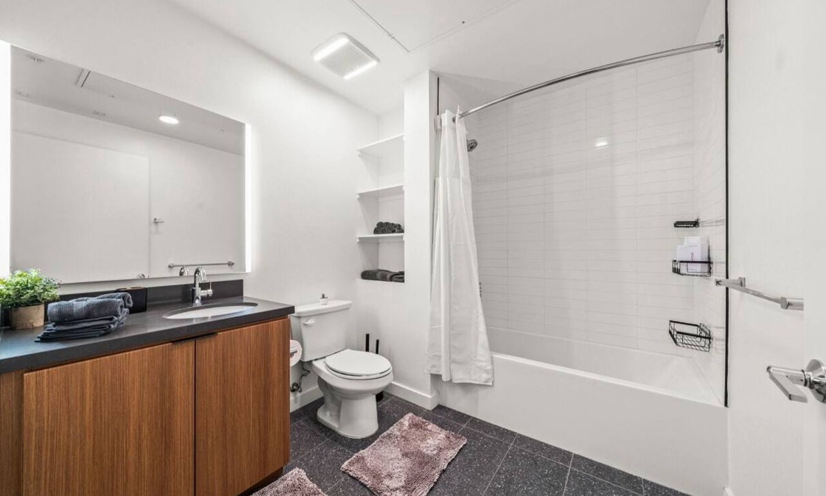 West Gateway Apartment | Stylish City Escape/Walk to Shops Dine & Explore