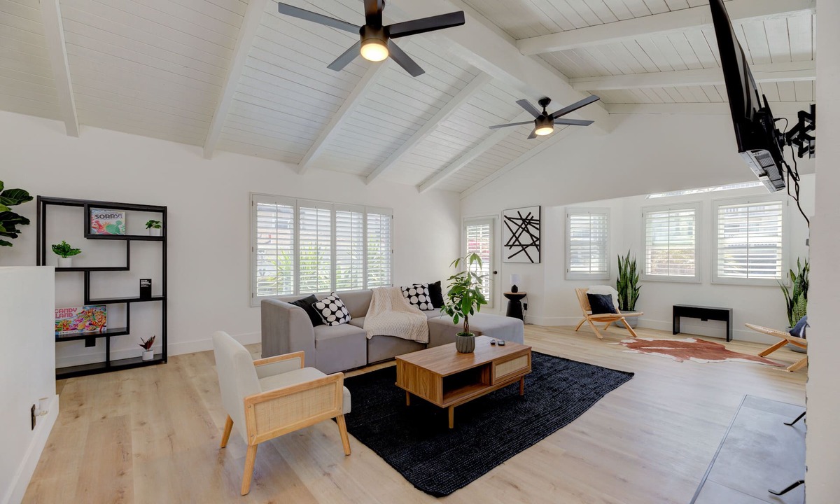 North Redondo House | Stylish & Cozy | Mins to Beach | Theater | Hot Tub