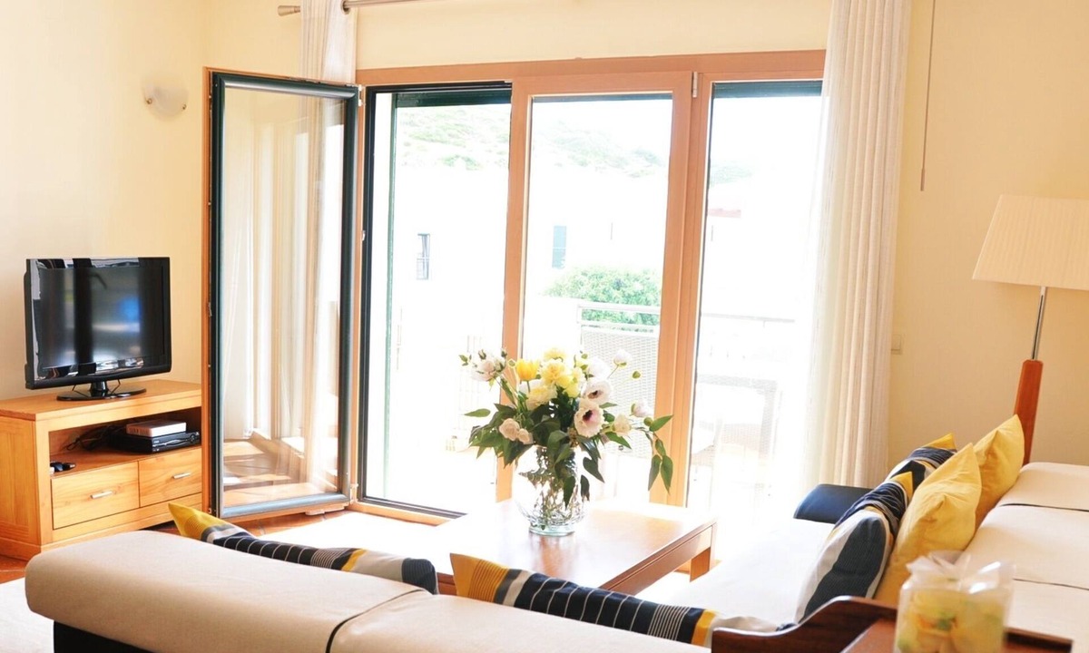 Burgau Apartment | SUN-FLOODED APARTMENT IN BURGAU NEAR BEACH & GOLF WIFI