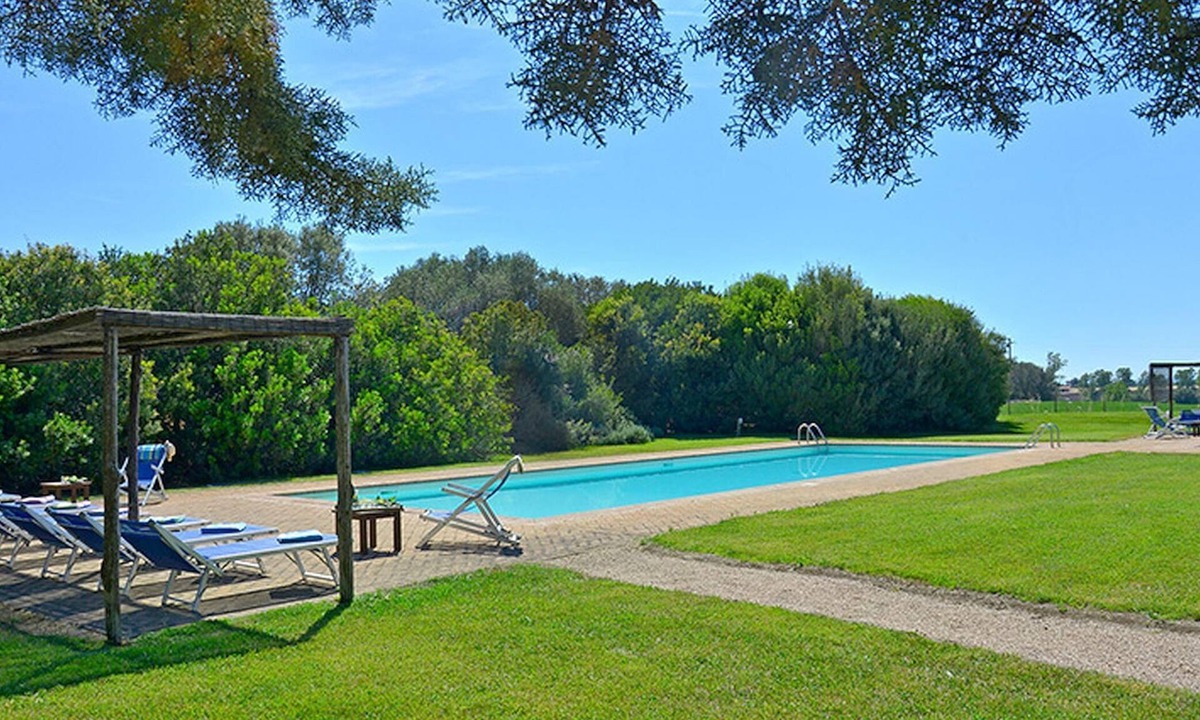 Pescia Romana Apartment | Sunny apartment with terrace, pool and PRIVATE ACCESS TO THE BEACH